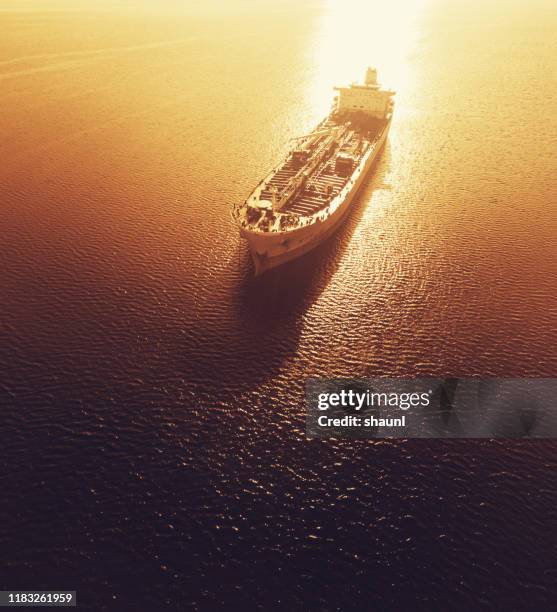 tanque de aceite anclado - buque tanque petrolero fotografías e imágenes de stock
