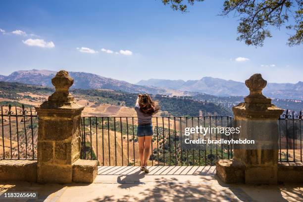 frau beim fotografieren von der bergspitze im alameda del tajo park in ronda, spanien - ronda stock-fotos und bilder