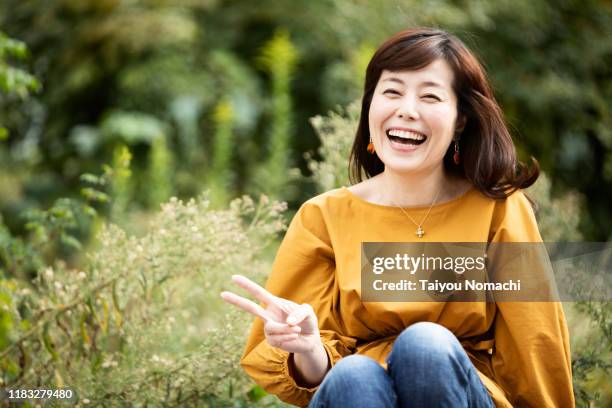 portrait of happy japanese woman - 40s woman stockfoto's en -beelden