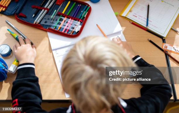 September 2019, Bavaria, Munich: School children of a 2nd class in the primary school St. Konrad in the classroom together. Photo: Sven Hoppe/dpa