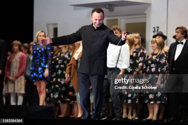 Conductor Kirill Petrenko during the final applause of the opera premiere of "Die tote Stadt" by Erich Wolfgang Korngold at Bayerische Staatsoper on...