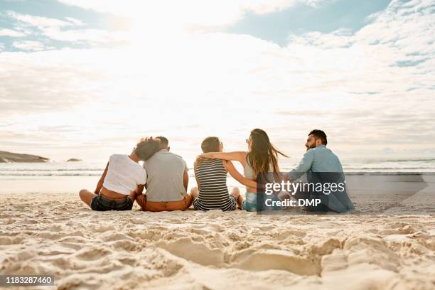 das wetter ist heiß, aber sie sind super gekühlt - beach friends stock-fotos und bilder