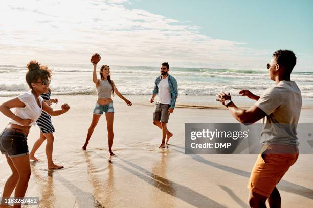 zomer hier, hebben een bal! - vrijetijd sport en spel stockfoto's en -beelden