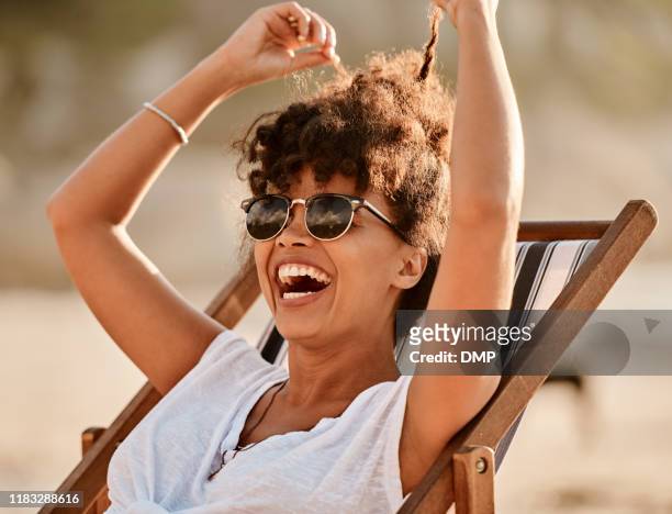 zomer, het officiële happy season - black woman laughing stockfoto's en -beelden