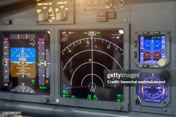 control panel in a plane cockpit - instrument of measurement stock-fotos und bilder