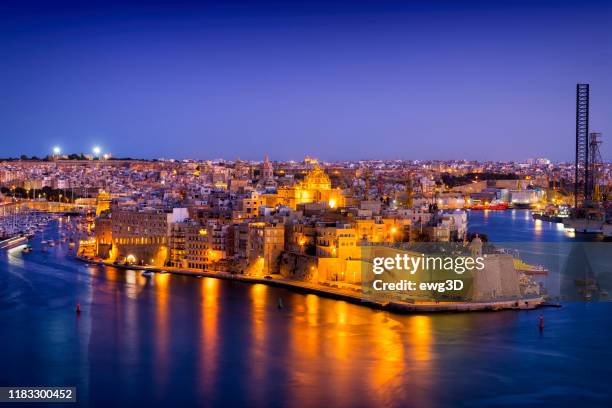 luchtfoto nachtzicht op isla over de grand harbor, malta - maltese islands stockfoto's en -beelden