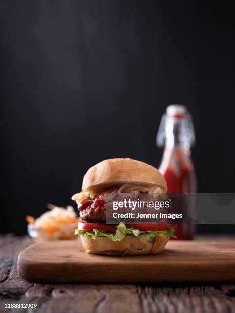 vegan burger with slaw and vegan ketchup. - fleischersatz stock-fotos und bilder