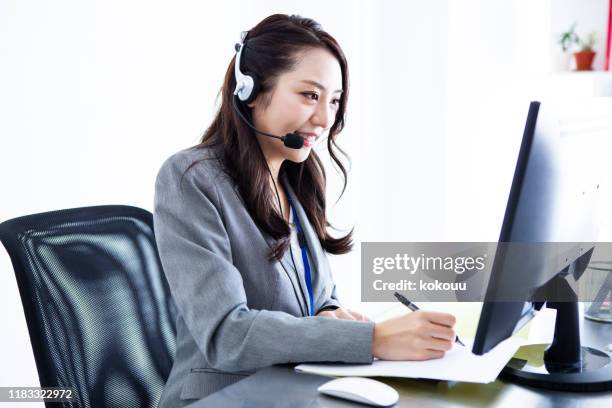 顧客サービスの女性スタッフ - コールセンター　日本 ストックフォトと画像