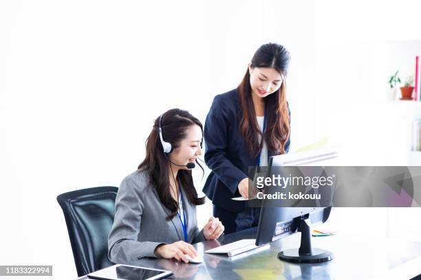 コールセンター女性社員 - コールセンター　日本 ストックフォトと画像