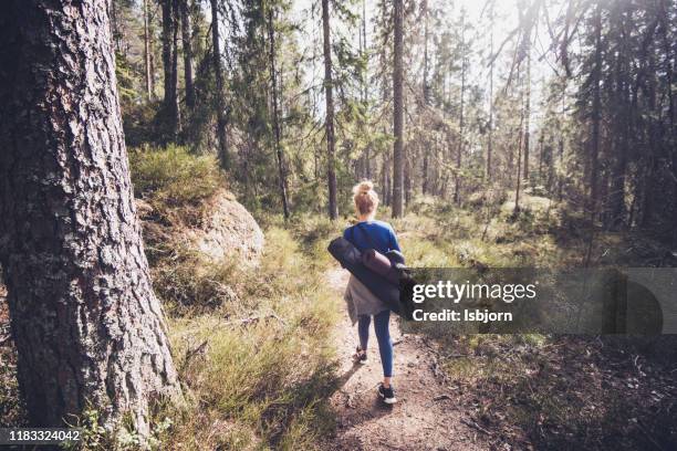 zu fuß zum perfekten ort für yoga-training. - weg frühling stock-fotos und bilder