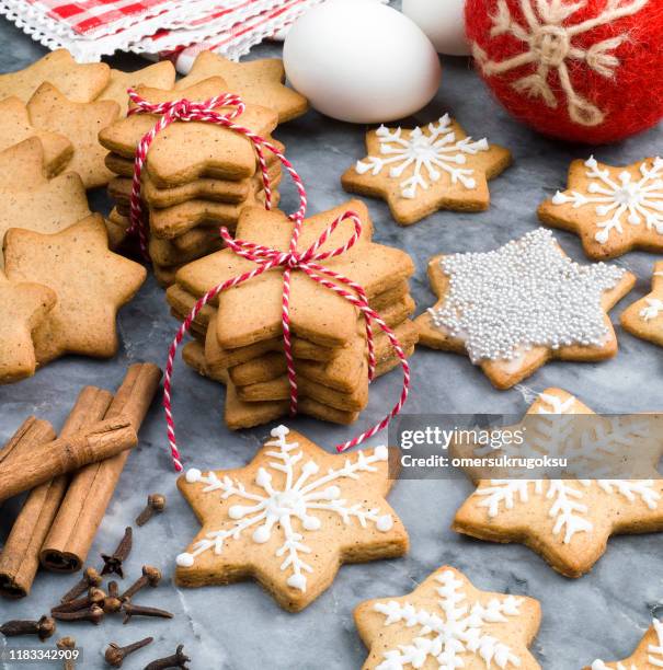 christmas gingerbread cookies - gingerbread stock pictures, royalty-free photos & images