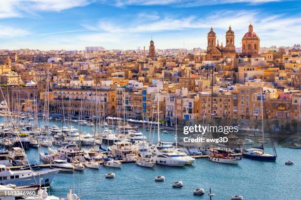 isla a malta con grand harbour marina, destinazione di viaggio nel mediterraneo - maltese foto e immagini stock