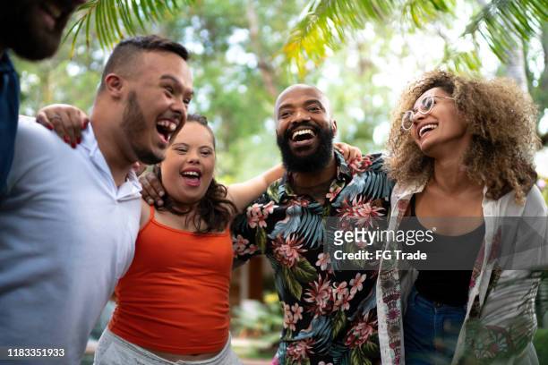 freunde umarmen und singen gemeinsam beim familientreffen - black family reunion stock-fotos und bilder