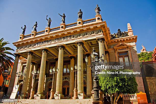 teatro juarez and blue sky guanajuato, mexico - juarez theatre fotografías e imágenes de stock
