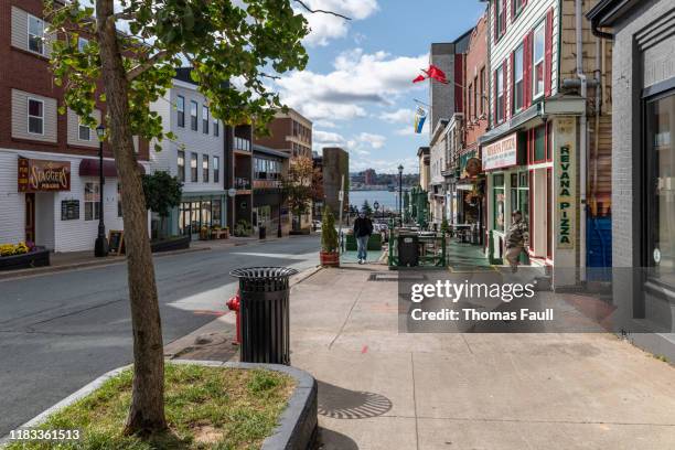 geschäfte und ein straßencafé in dartmouth, kanada - dartmouth nova scotia stock-fotos und bilder
