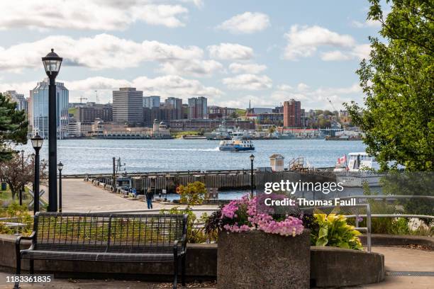 fähre überquert halifax nach dartmouth in noca scotia - dartmouth nova scotia stock-fotos und bilder