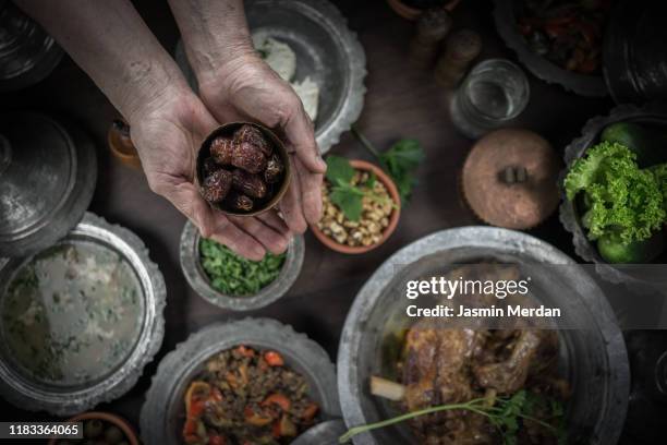 traditional iftar in ramadan - ramadan giving stockfoto's en -beelden