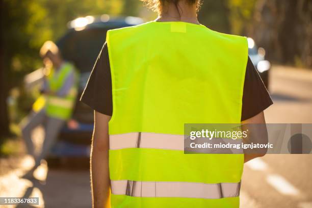 l'assistance routière est là - vêtement à haute visibilité photos et images de collection