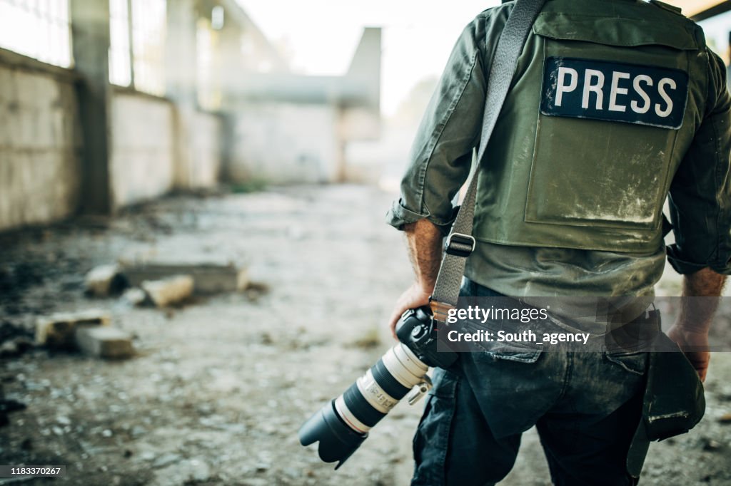 Mann Kriegsjournalist mit Kamera
