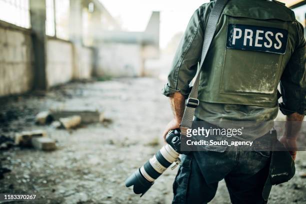 man war journalist with camera - war imagens e fotografias de stock
