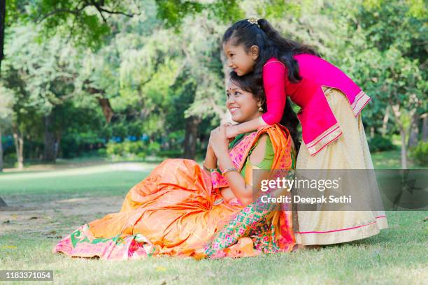 mutter spielt mit tochter in der natur stockfoto - south indian stock-fotos und bilder