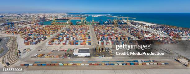 panorama des docks commerciaux de valence - valence espagne photos et images de collection