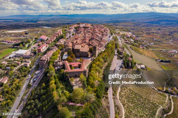 de stad la guardia in de rioja-vallei - baskenland spanje stockfoto's en -beelden