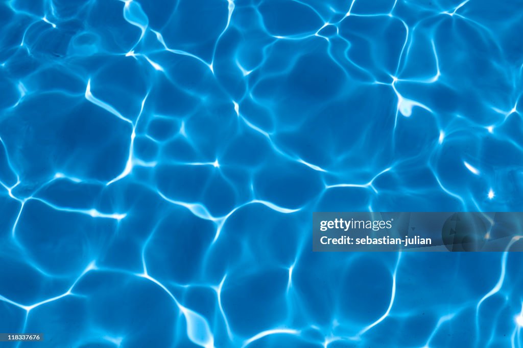 Wasser Oberfläche in lebhaften Blau