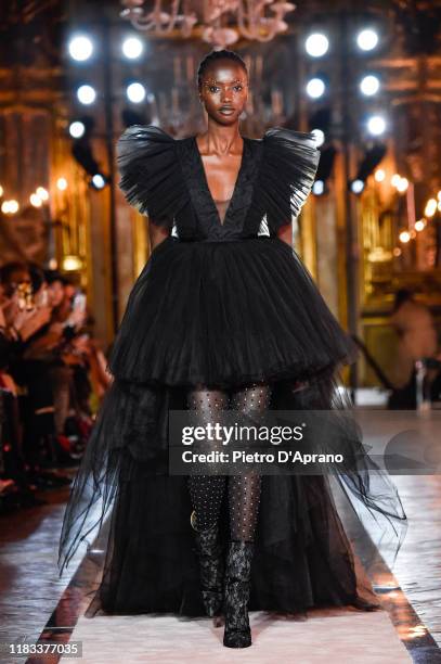 Hm Modeling 11,321 H&M Models Stock Photos, High-Res Pictures, and Images - Getty ...