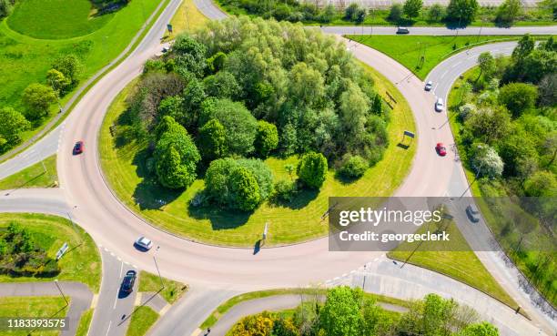 carros em uma grande rotunda britânica - junção de rua ou estrada - fotografias e filmes do acervo