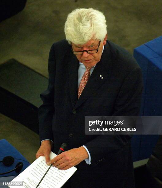 Le Président de la Banque Centrale Européenne , le Hollandais Wim Duisenberg prononce un discours devant les d�éputés européens, le 02 juillet 2002 à...