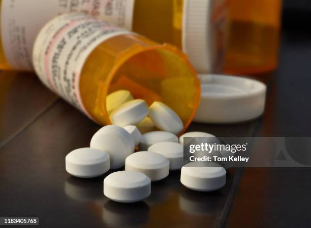 painkiller pills - oxycontin stock pictures, royalty-free photos & images