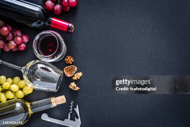 weinhintergrund: rot-, rosé- und weißweine auf schwarzem hintergrund mit kopierraum - red and white wine glasses stock-fotos und bilder