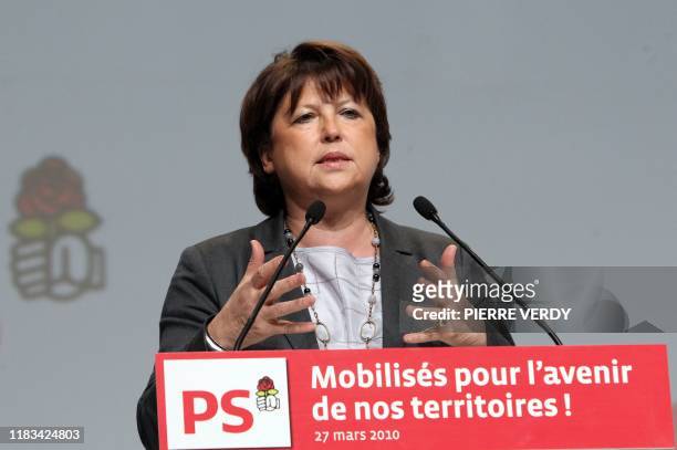 La première secrétaire du PS, Martine Aubry s'exprime à la tribune, le 27 mars 2010 à La Mutualité à Paris, lors du Conseil national du parti. Aubry...