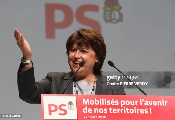 La première secrétaire du PS, Martine Aubry s'exprime à la tribune, le 27 mars 2010 à La Mutualité à Paris, lors du Conseil national du parti. Aubry...