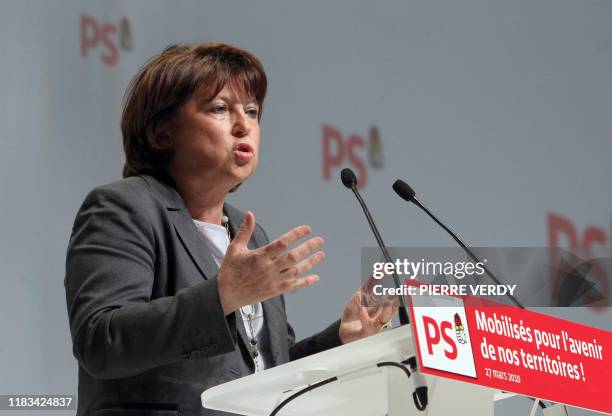 La première secrétaire du PS, Martine Aubry s'exprime à la tribune, le 27 mars 2010 à La Mutualité à Paris, lors du Conseil national du parti. Aubry...