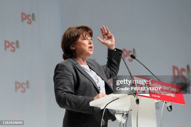 La première secrétaire du PS, Martine Aubry s'exprime à la tribune, le 27 mars 2010 à La Mutualité à Paris, lors du Conseil national du parti. Aubry...