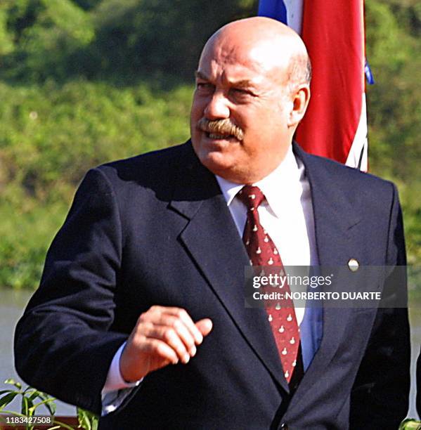 Paraguayan President Luis Gonzalez Macchi, walks to the place where the official photo for the XX MERCOSUR Summit will be taken, 22 June 2001, in...