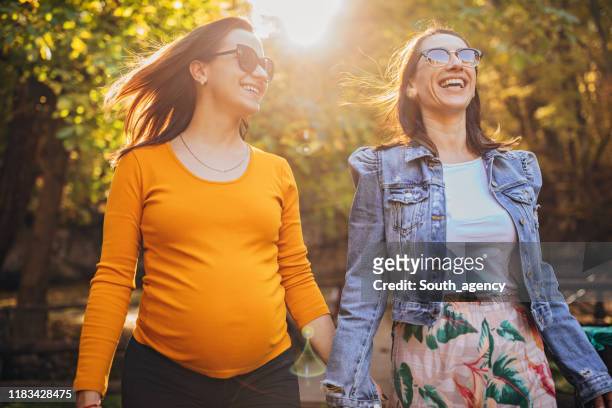 couples lesbiens enceintes en stationnement - femme enceinte jardin photos et images de collection