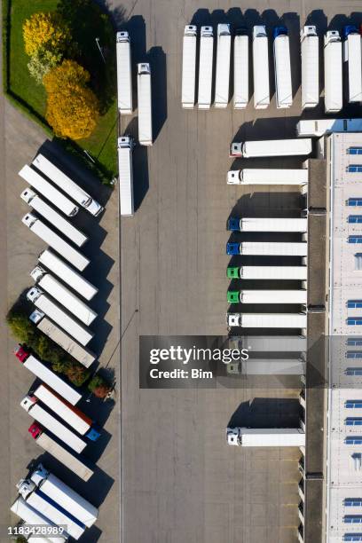 Unloading Semis Unloading Semi Truck Photos and Premium High Res Pictures - Getty Images
