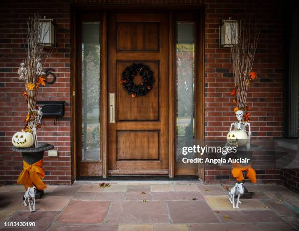 exterior halloween home decor - autumn decoration 個照片及圖片檔