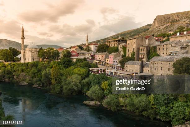 koski mehmed pascha moschee sonnenuntergang in mostar bosnien-herzegowina - bosnia and hercegovina stock-fotos und bilder