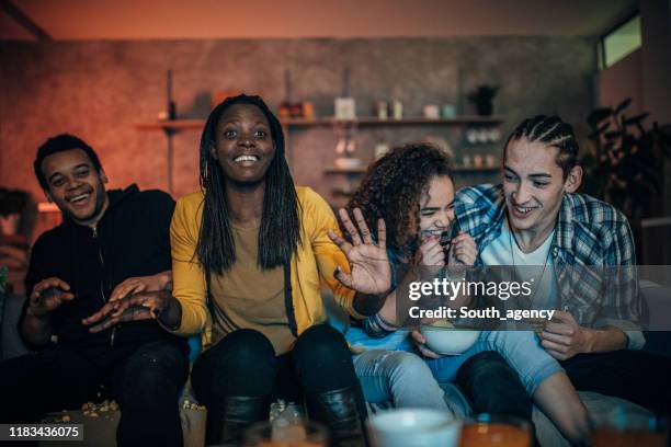 multi-etnische vrienden tv kijken - campus party stockfoto's en -beelden