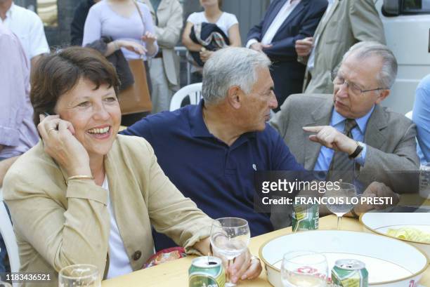 La Maire de Lille Martine Aubry boit un verre en compagnie de son père et ancien président de la Comission Européenne Jacques Delors , et de l'ancien...