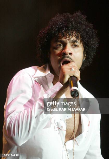 Singer Shaggy performs at the Ritz-Carlton Hotel in Doha 09 December 2002 as part of the Qatar Sports Exhibition currently held in the Qatari...