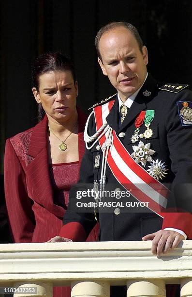 Le prince Albert de Monaco et sa soeur Stéphanie assistent, le 19 novembre 2002 sur le balcon du palais de Monaco, à la fête nationale monégasque....