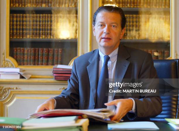 Le ministre de la Justice Dominique Perben s'exprime lors d'une interview donnée, le 16 septembre 2002 dans son bureau au ministère à Paris.
