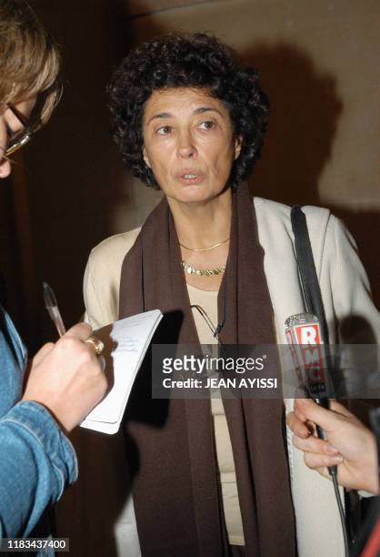 Françoise Rudetzki, présidente de l'association SOS attentats, répond aux questions des journalistes, le 30 octobre 2002 à sa sortie de la salle...