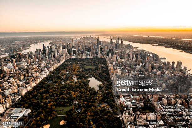 vidvinkel skott av en central park, new york, tagen från en helikopter på golden hour - central park bildbanksfoton och bilder