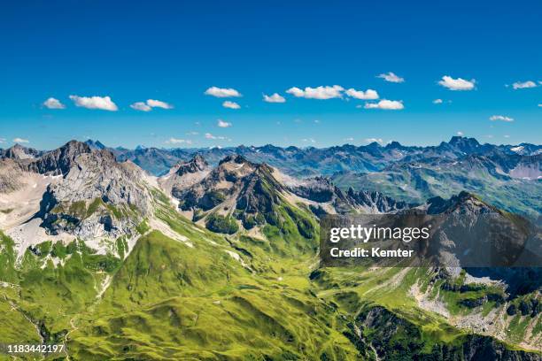 vista a los alpes en austria - austria fotografías e imágenes de stock